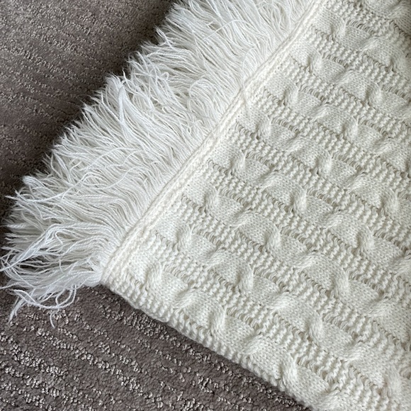 Classic cable knit fringed shawl - Picture 8 of 9